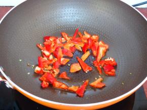 热锅，倒油，爆炒红辣椒五成熟；