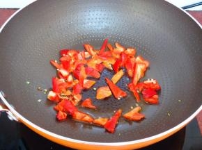 热锅，倒油，爆炒红辣椒五成熟；