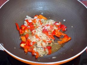 加入虾皮、生抽煸香；