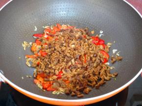 加入萝卜干翻炒熟；