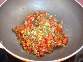 加盐、葱，翻炒均匀即可