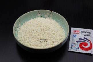 准备食材：糯米、甜酒曲；PS：酒曲有甜和苦之分，根据个人口感购买