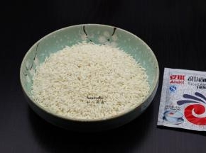 准备食材：糯米、甜酒曲；PS：酒曲有甜和苦之分，根据个人口感购买
