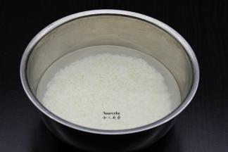 糯米洗净，浸泡3小时，捞出沥干水；