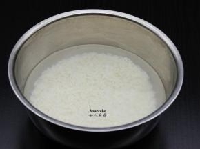 糯米洗净，浸泡3小时，捞出沥干水；