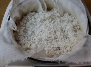 用蒸隔布垫在电饭锅蒸隔篮上，倒入糯米，电饭锅放适量水;PS：用竹蒸笼最好，有竹子清香