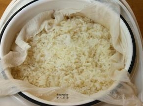 蒸好糯米饭软糯、清香；