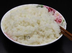 倒入盘子，摊开，晾凉至30度左右，不烫手，温水加甜酒曲拌均；