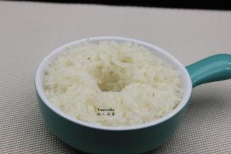 放入陶瓷大容器中，中间挖一个“洞”，酒酿出口；静放3-5天即可，酒酿很多，清香可口；PS：想苦点的可以多放几天。