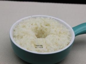 放入陶瓷大容器中，中间挖一个“洞”，酒酿出口；静放3-5天即可，酒酿很多，清香可口；PS：想苦点的可以多放几天。