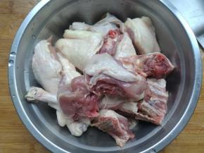 鸭腿剁成块，装盆。