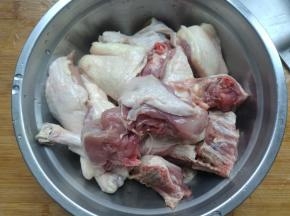 鸭腿剁成块，装盆。