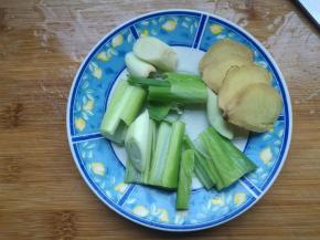 葱切段，姜切片。