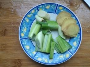 葱切段，姜切片。