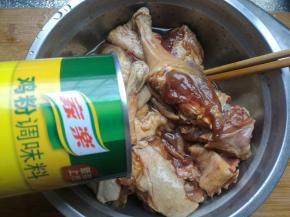 加入生抽、老抽、料酒、盐、再加入家乐鸡粉。