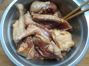 用筷子搅拌均匀。