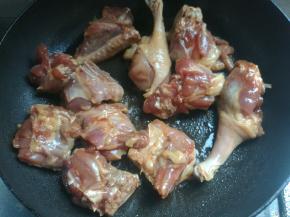 平底锅烧热，不放油，鸭皮朝下，挨个放入锅。