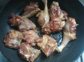 平底锅烧热，不放油，鸭皮朝下，挨个放入锅。