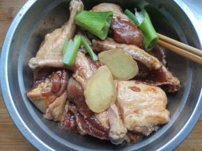 加入葱姜、拌匀，腌制30分钟。