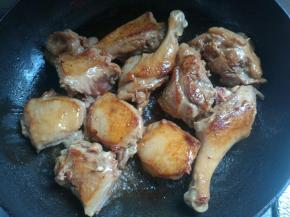 煎至鸭皮金黄，翻面，继续煎。