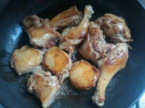 煎至鸭皮金黄，翻面，继续煎。