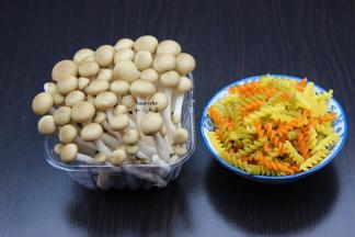 准备食材：真姬菇、通心粉、香葱、家乐海鲜味点蘸鲜露等食材。