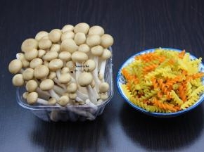 准备食材：真姬菇、通心粉、香葱、家乐海鲜味点蘸鲜露等食材。