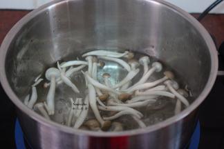 清水煮沸，放入真姬菇汆烫熟；