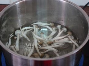 清水煮沸，放入真姬菇汆烫熟；