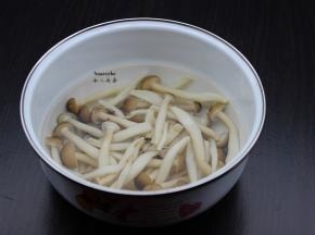 汆烫好的真姬菇过冰水；