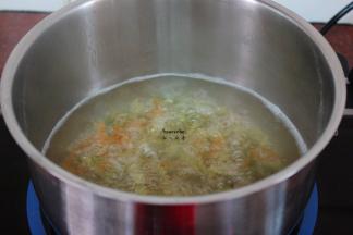 清水煮沸，放入彩色通心粉煮熟，捞出；PS:不能过水影响口感