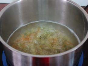 清水煮沸，放入彩色通心粉煮熟，捞出；PS:不能过水影响口感