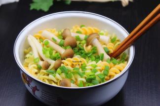 煮好色通心粉，真姬菇、香葱、橄榄油、盐、家乐海鲜味点蘸鲜露拌一拌就可以吃。