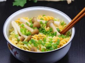 煮好色通心粉，真姬菇、香葱、橄榄油、盐、家乐海鲜味点蘸鲜露拌一拌就可以吃。