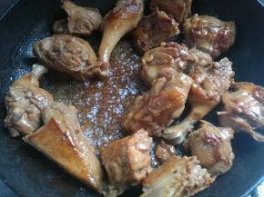 继续煸炒出水分，煸炒是为了去除鸭肉的膻味。鸭肉的皮下脂肪较多，所以不放油也会出很多油，觉得油腻可以倒掉，我是倒掉了一部分。