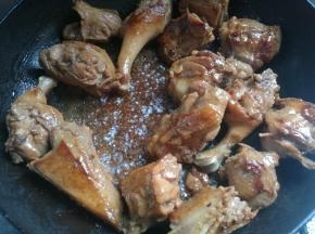 继续煸炒出水分，煸炒是为了去除鸭肉的膻味。鸭肉的皮下脂肪较多，所以不放油也会出很多油，觉得油腻可以倒掉，我是倒掉了一部分。