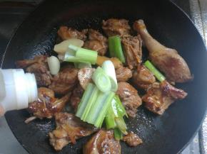 再加入些料酒，这一步也是为了去除鸭肉的膻味。放上葱姜。