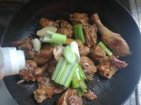 再加入些料酒，这一步也是为了去除鸭肉的膻味。放上葱姜。