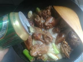 加入啤酒，加盖开锅转小火慢炖30分钟。