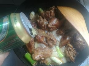 加入啤酒，加盖开锅转小火慢炖30分钟。