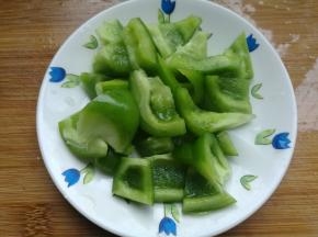 青椒切块。