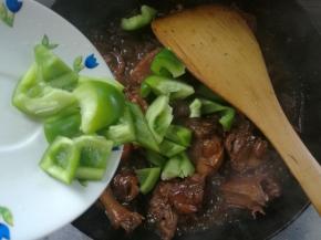 汤汁收浓，倒入青椒块。