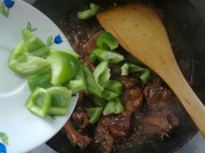 汤汁收浓，倒入青椒块。