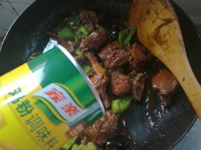 最后，加入家乐鸡粉，出锅装盘即可。