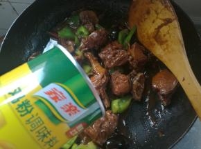 最后，加入家乐鸡粉，出锅装盘即可。