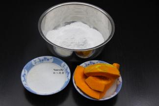 准备食材：糯米粉、南瓜、白砂糖、花生酱；