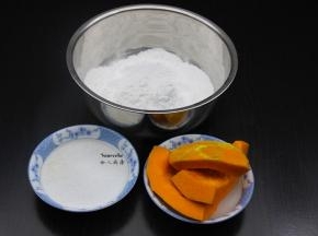 准备食材：糯米粉、南瓜、白砂糖、花生酱；
