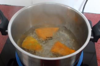 南瓜去皮去籽，煮熟，捞出；