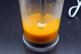 用料理机把煮熟的南瓜打成南瓜泥，待用；