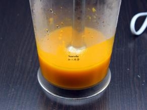 用料理机把煮熟的南瓜打成南瓜泥，待用；